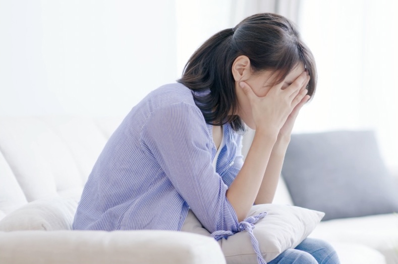 イメージ：頭を抱える女性